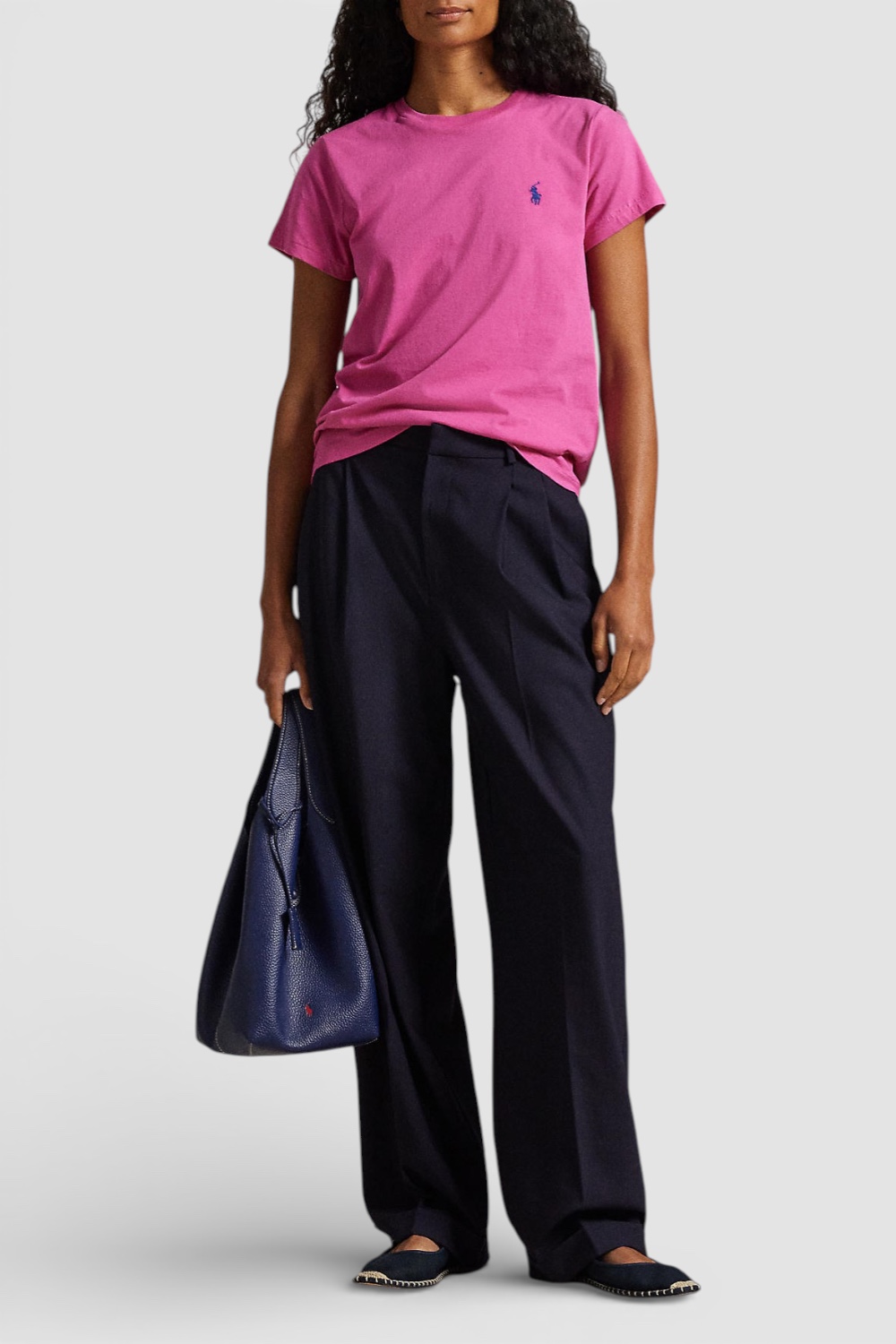 תמונת כל הלוק של חולצת טי